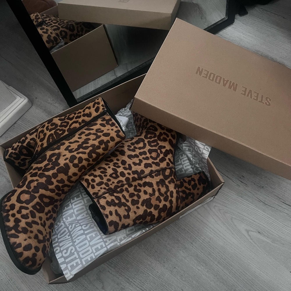 Brand New 
Never worn
Steve Madden Print boots
Size 7